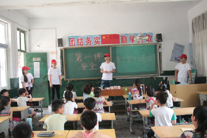 志愿者在班级给员工召开²溺水专题会(摄影 任双辉).JPG